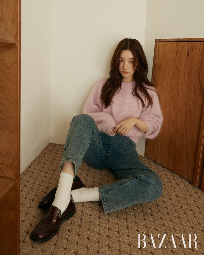 Outfit-outfit yang dikenakan terbilang cukup simple namun tetap stylish, Chae Yeon tampak memakai sweater lilac dan cropped jeans. Pesonanya kian manis dipadukan dengan pantofel coklat dan kaos kaki putih./ Foto: instagram.com/harpersbazaarkorea