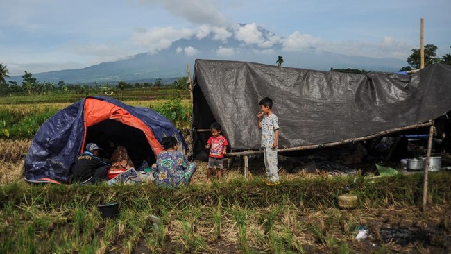 Label terkait salah satu gereja di atap tenda bantuan gempa Cianjur dicopot ormas setempat, Kapolres Cianjur dan Bupati Cianjur memberi atensi kejadian ini.