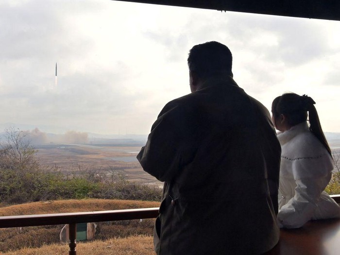 Potret Presiden Kim Jong Un dan putrinya di peluncuran rudal
