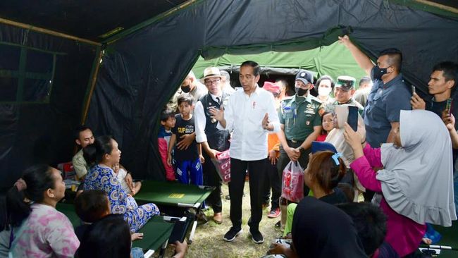 Jokowi & Cerita 'Ayam Goreng' di Tenda Korban Gempa Cianjur