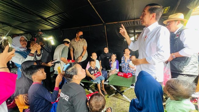 Presiden Jokowi didampingi sejumlah menteri meninjau korban gempa yang dirawat di RSUD Sayang, Cianjur, Jawa Barat, Kamis (24/11) pagi.