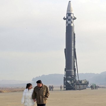 Perdana! Simak Potret Presiden Kim Jong Un Bersama Putrinya di Publik Saat Peluncuran Rudal