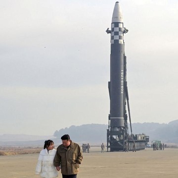 img-title Perdana! Simak Potret Presiden Kim Jong Un Bersama Putrinya di Publik Saat Peluncuran Rudal