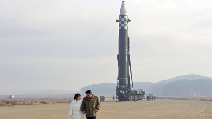 img-title Perdana! Simak Potret Presiden Kim Jong Un Bersama Putrinya di Publik Saat Peluncuran Rudal