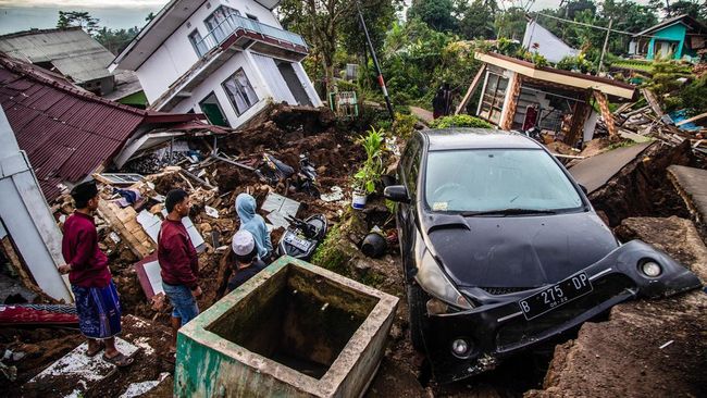Kepala BNPB Suharyanto mengimbau masyarakat luar Cianjur yang hendak memberikan bantuan agar menyalurkannya ke posko tanggap darurat.