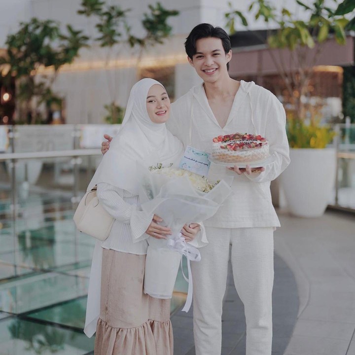 <p>Sedangkan ini adalah momen saat Dinda berulang tahun, Bunda. Bumil satu ini merasa terharu dengan kejutan yang Rey berikan. “Diumur ke 25 Tahun ku ini kamu tutup dengan kejutan yang sangat manis dan terharu sekali…” tulisnya. (Foto: Instagram @dindahw)</p>