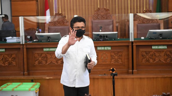Netizen Soal Wanita Terobos Persidangan Ferdy Sambo: Kebanyakan Drama Netizen menyebut wanita yang menerobos sidang Ferdy Sambo terlalu banyak drama.