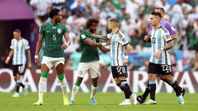 Tim juara hampir di seluruh masing-masing benua kalah di laga pertama Piala Dunia 2022 setelah Argentina secara mengejutkan dihajar Arab Saudi.