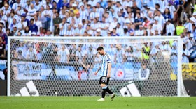 FOTO: Argentina Terkulai, Messi pun Lunglai