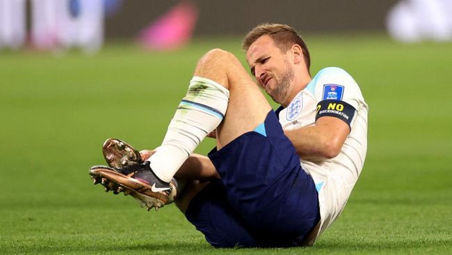 Peluang striker Harry Kane bermain di Inggris vs Amerika Serikat pada laga kedua Piala Dunia 2022 masih jadi pertanyaan usai mengalami cedera engkel.