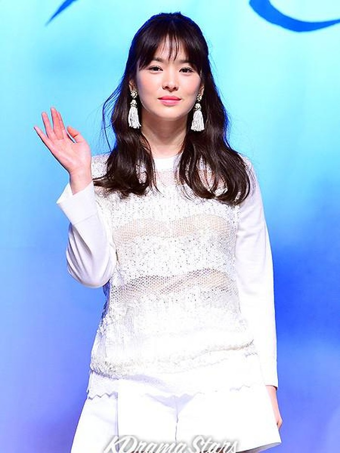 Saat menghadiri konferensi pers untuk drama That Winter, The Wind Blows (2013), Song Hye Kyo tampil memukau dalam balutan blouse putih dari Louis Vuitton serta sepasang tassel earrings yang membuatnya terlihat stylish./ Foto: kdramastars.com