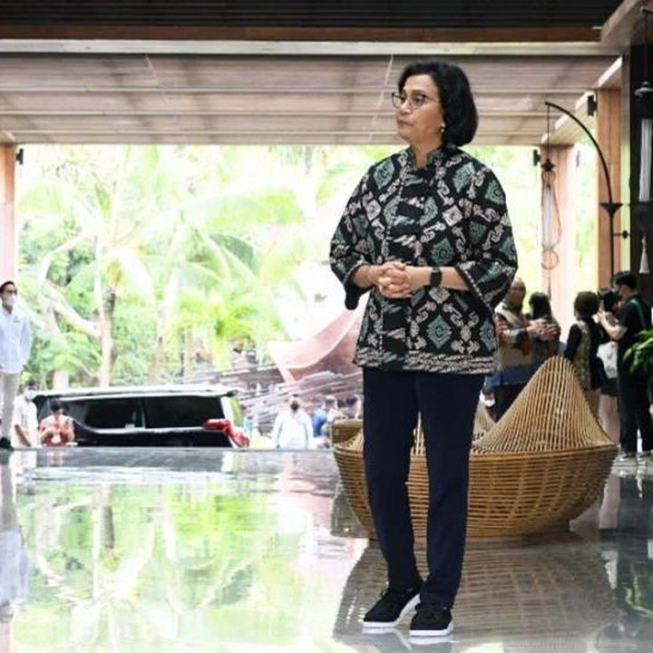 <p>Sri Mulyani memang beberapa terlihat memakai sepatu sneakers. Tampaknya, sepatu jenis ini membuatnya lebih nyaman dan penampilan Bu Menteri yang memadupadankan outfit ini memang terlihat keren, ya? Bagaimana menurut Bunda? (Foto: Instagram @smindrawati)</p>