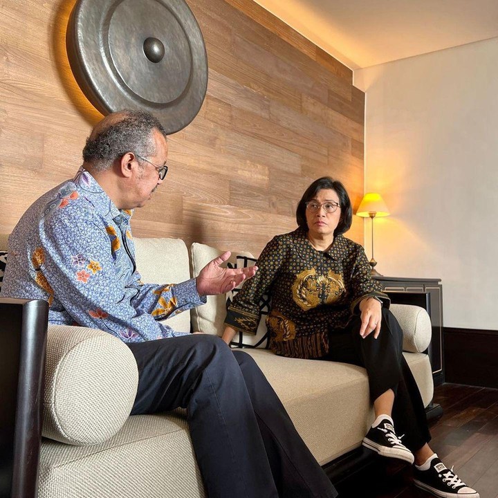 <p>Bagaimana tidak, wanita kelahiran Bandar Lampung, 60 tahun silam ini terihat berbeda dari biasanya. Ia memadupadankan batik dengan sepatu berjenis sneakers. (Foto: Instagram @smindrawati)<br /><br /><br /></p>