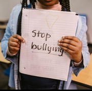 Anakmu Dibully di Sekolah? Ini yang Perlu Kamu Tanamkan padanya untuk Meningkatkan Rasa Percaya Diri
