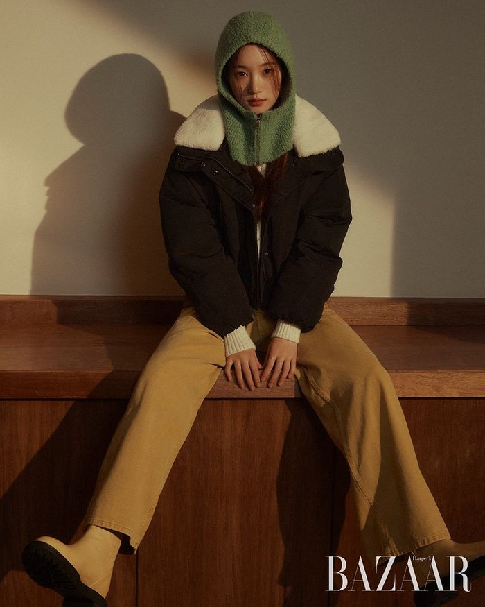 Tak hanya pakaian, untuk pelengkap fashion Chae Yeon juga mengenakan item knitted sebagai penghangat kepala, crop jumper dengan bulu putih di bagian bahunya, dan ankle boots warna coklat./ Foto: instagram.com/harpersbazaarkorea