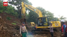 VIDEO: 4 Eskavator Dikerahkan Bersihkan Longsor di Cugenang