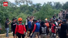VIDEO: Detik-detik Evakuasi Korban Tertimbun Usai Gempa di Cianjur