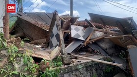 VIDEO: Ambruk Rumah Warga Diguncang Gempa