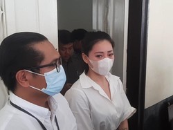 Sidang Mediasi Ditunda, Wendy Walters Tak Kuasa Menahan Tangis