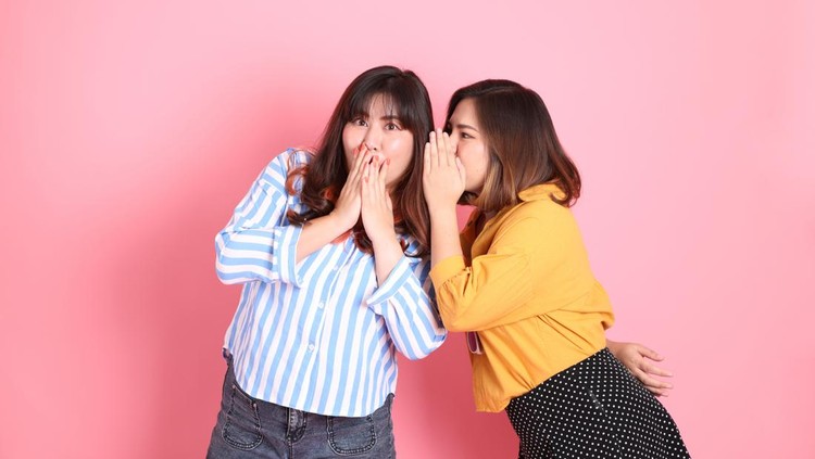 1395956583 The Asian happy sibling standing on the pink background.