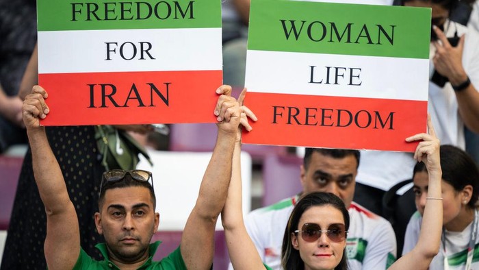 Perempuan Iran Tunjukkan Aksi Solidaritas di Piala Dunia 2022 Qatar, Serukan Slogan 'Women, Life, Freedom' Perempuan Iran Tunjukkan Aksi Solidaritas di Piala Dunia 2022 Qatar, Serukan Slogan 'Women, Life, Freedom'
