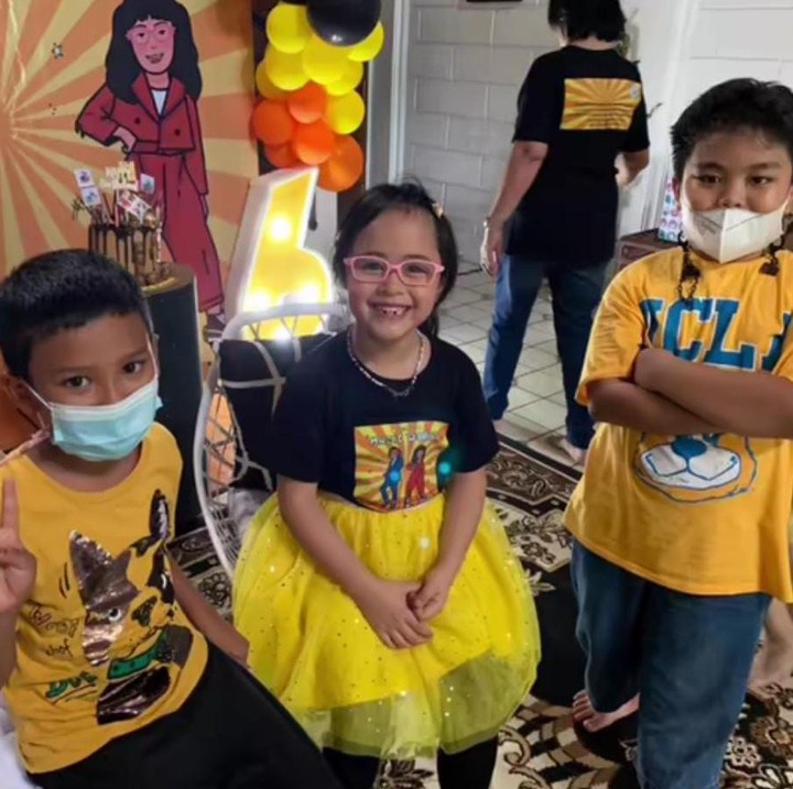 <p>Acara ulang tahun ini hanya dirayakan di rumah dengan mengundang keluarga dan teman-teman dekat Si Kembar saja, lho. Meski sangat sederhana, Si Kembar tampak bahagia menikmati perayaan ulang tahun mereka. (Foto: Instagram@cynthia_lamusu)</p>