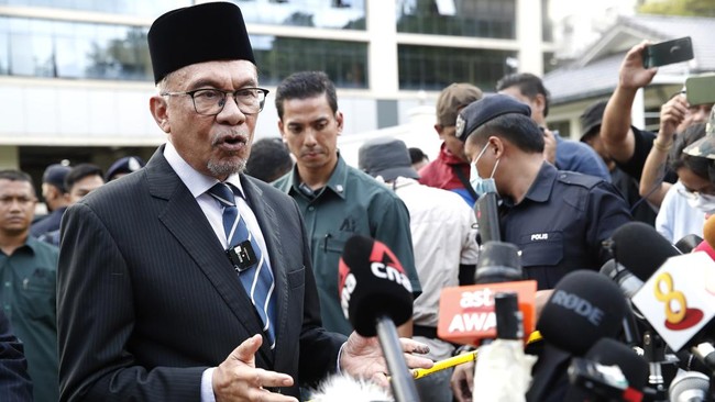 Sempat dibui tiga kali di tengah perjuangannya menegakkan reformasi, Anwar Ibrahim akhirnya ditunjuk menjadi perdana menteri Malaysia pada Kamis (24/11).