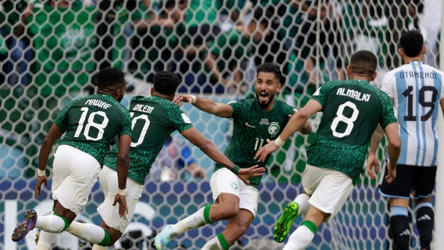 Arab Saudi LUSAIL CITY, QATAR - NOVEMBER 22: Saleh Al-Shehri of Saudi Arabia celebrates scoring the equaliser during the FIFA World Cup Qatar 2022 Group C match between Argentina and Saudi Arabia at Lusail Stadium on November 22, 2022 in Lusail City, Qatar. (Photo by Richard Sellers/Getty Images)