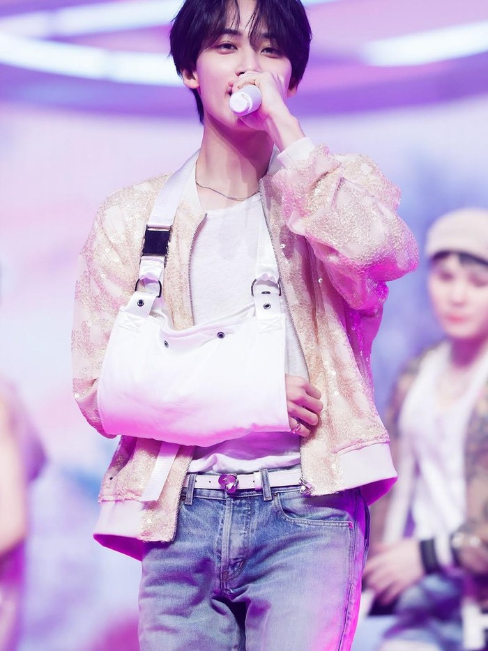 Bahkan ketika SEVENTEEN tampil di acara musik, Jeonghan tetap terlihat stylish dengan gips berwarna putih yang dipadukan dengan jaket berpayet yang cerah./ Foto: koreaboo.com