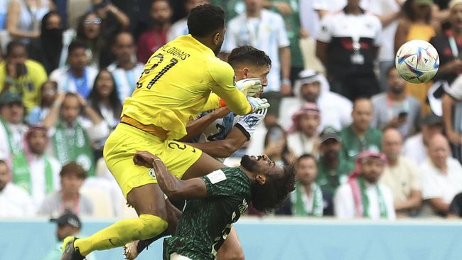 Pemain Arab Saudi, Yasser Al Shahrani akan menjalani operasi usai mengalami cedera horor saat menang atas Argentina Piala Dunia 2022.