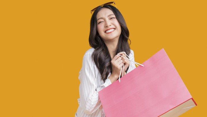 Berbelanja dengan menerapkan save dan splurge/Foto: Freepik/Lifestylememory