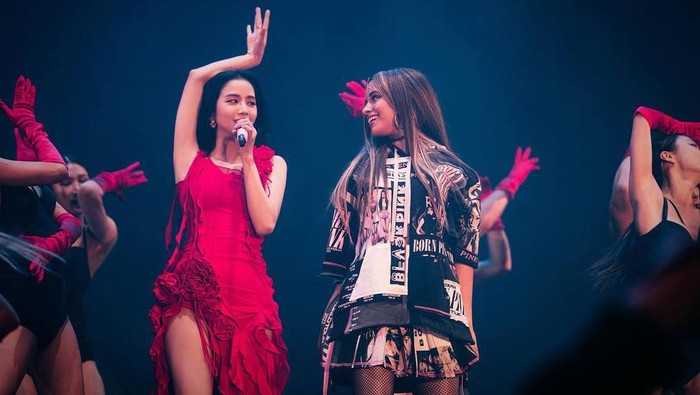 img-title Sama-Sama Stylish, Simak Potret Jisoo dan Camila Cabello Saat Duet di Konser BLACKPINK!