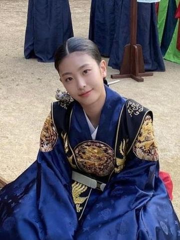 Potret Manis Oh Ye Ju, Pemeran Chung Ha di Drama Sageuk 'Under the Queen's Umbrella'
