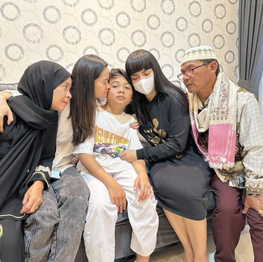 Dinar Candy Boyong Keluarga Umrah Saat Ramadan, Segini Bayaran Nge-DJ