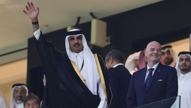 Emir Qatar Sheikh Tamim bin Hamad Al-Thani menyedot perhatian usai memberi striker Argentina, Lionel Messi, jubah bisht saat menjadi juara di Piala Dunia 2022.