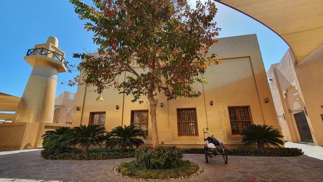 Salah satu lokasi yang bisa kamu sambangi untuk wisata religi di Qatar adalah The Goldes Mosque atau Masjid Emas di Katara, Kota Doha.