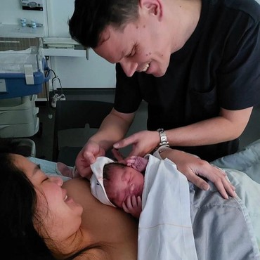 7 Momen Bahagia Gracia Indri Lahirkan Anak Pertama di Belanda