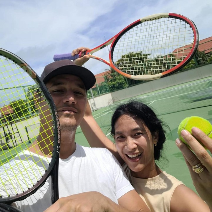 <p>Happy Salma dan Tjok Gus tidak lupa untuk menghabiskan waktu berdua, lho Bun. Di tengah kesibukan, mereka menyempatkan diri untuk bermain tenis berdua. (Foto: Instagram/happysalma)</p>