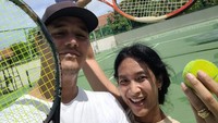 <p>Happy Salma dan Tjok Gus tidak lupa untuk menghabiskan waktu berdua, lho Bun. Di tengah kesibukan, mereka menyempatkan diri untuk bermain tenis berdua. (Foto: Instagram/happysalma)</p>