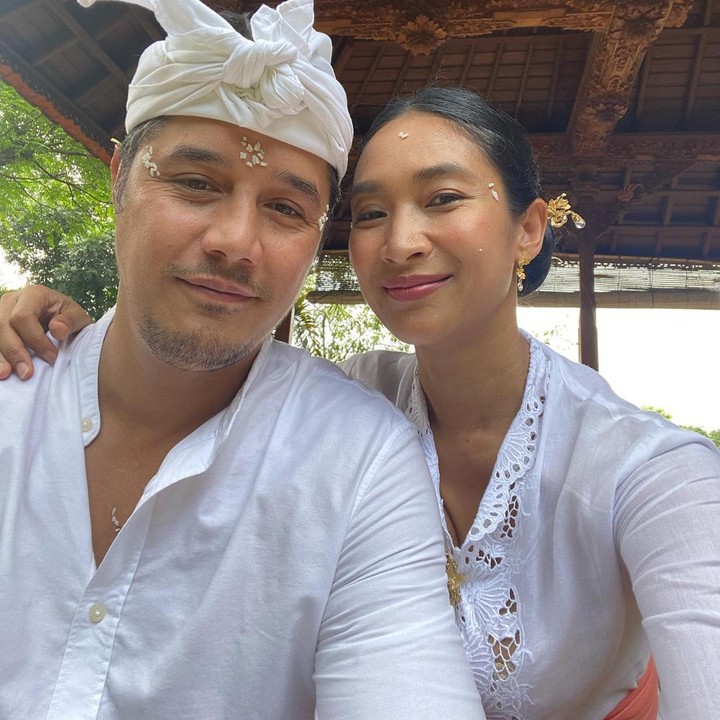 <p>Happy Salma menikah dengan Tjokorda Bagus Dwi Santana Kertayasa atau Tjok Gus pada 2010. Ternyata, Tjok Gus adalah bangsawan keturunan raja Bali. (Foto: Instagram/happysalma)</p>