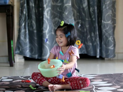 5 Alasan Balita dan Anak Suka Melempar Barang, Salah Satunya Eksplorasi
