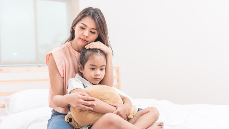 Ilustrasi Anak Alami Masalah Kesehatan Mental Asian mother hugging and comforting her sad daughter in bed room