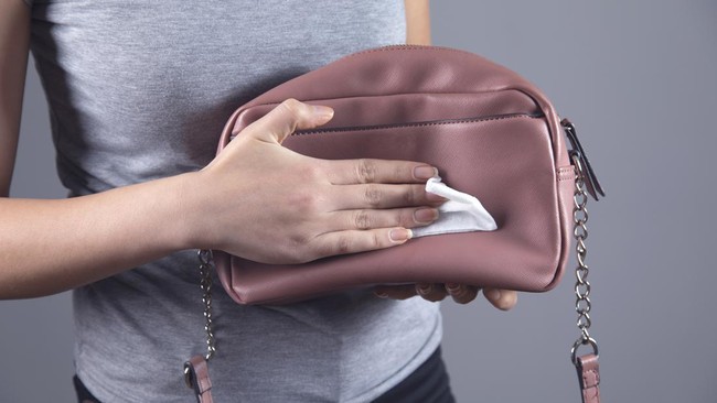 Dikarenakan bahan tas yang digunakan berbeda-beda, maka cara merawat dan membersihkannya juga tidak sama. Berikut cara membersihkan tas sesuai bahan.