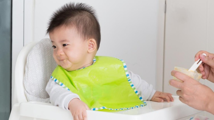 Ilustrasi Penyebab Anak GTM Little baby boy refuses to eat because eating full or not like food. Baby feeding problems concept