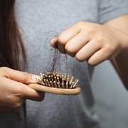 Alami Kerontokan Rambut? Jangan Khawatir, Atasi Dengan 6 Cara Ini!