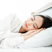 Tidur Pakai Sarung Bantal dari Sutra Bisa Bikin Awet Muda? Ini Kata Ahli!
