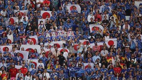 Fans Jepang Bersih-bersih Stadion Usai Pesta Gila Menang atas Jerman