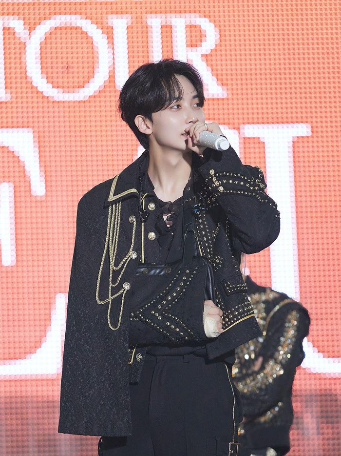 SEVENTEEN memulai tournya pada 25 Juni 2022 ketika Jeonghan masih dibalut gips. Ia tetap tampil menggemaskan dengan gips yang kerap disesuaikan dengan outfit konser yang tengah ia gunakan, Beauties./ Foto: koreaboo.com