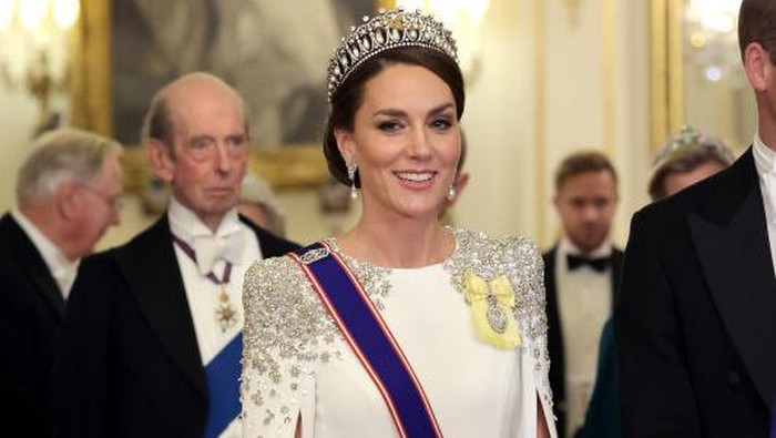 img-title Kate Middleton Tampil Elegan Pakai Tiara Kerajaan Favorit Putri Diana! Simak Juga Gaya Ratu Camilla
