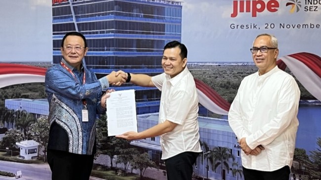 Peresmian Kawasan Ekonomi Khusus Gresik Jawa Timur telah dilakukan secara simbolis dengan penyerahan Surat Keputusan dan Sertifikat Resmi Beroperasi.